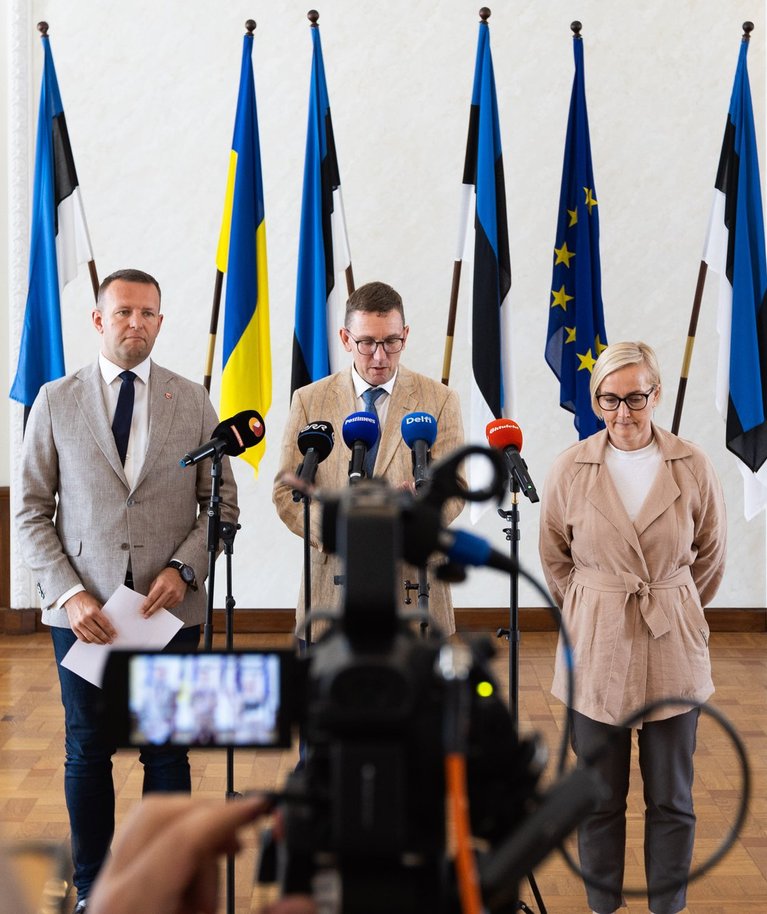 Koalitsiooniläbirääkijad Toompea lossis. Vasakult Lauri Läänemets (SDE), Kristen Michal (Reformierakond), Kristina Kallas (Eesti 200).