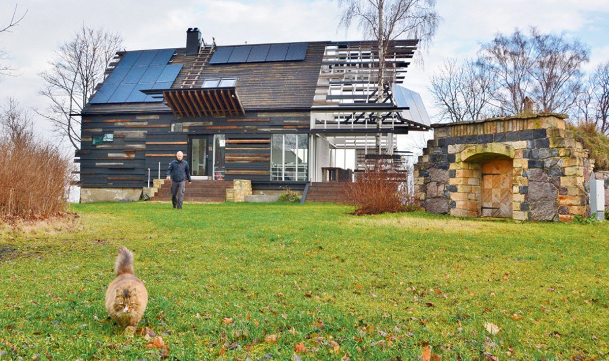 Kesselaiul elava arhitekti Indrek Allmanni elamine näeb välja piisavalt eriline. Osa sellest kujundusest on siiski praktilise tähendusega – katusele kinnitatud päikesepaneelid.