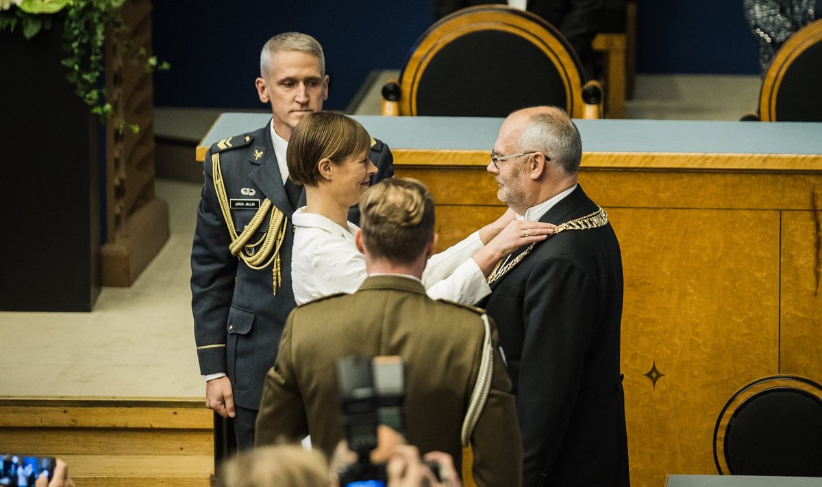 Karise saatus järgmiseks viieks aastaks selgus riigikogus juba ligi poolteist kuud tagasi, kuid kivisse raiuti see nüüd, kui Kaljulaid parlamendisaalis ametiketi üle andis.
