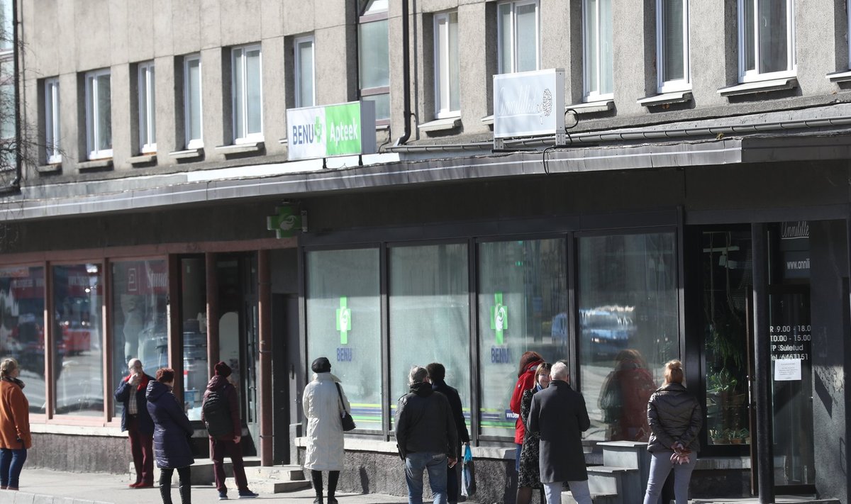 Saba ühe Tallinna apteegi ukse taga. 