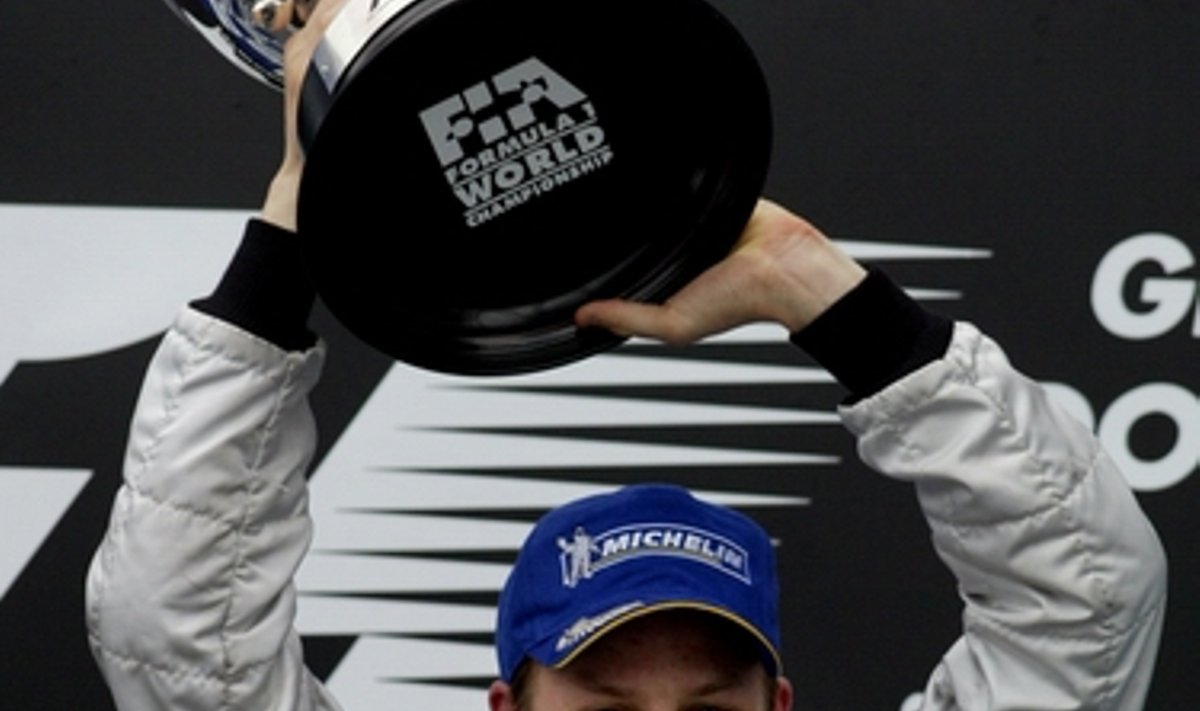 Kimi Räikkönen tähistamas Brasiilia GP võitu