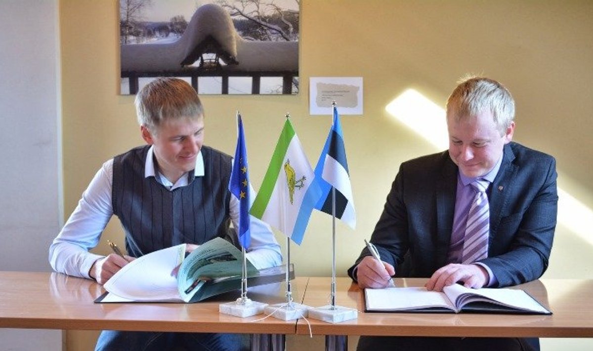 Kahe valla juhid koostöölepingu sõlmimisel. Foto: Karel Saarna