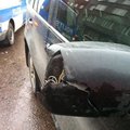 Noored vandaalid lõhkusid Pärnus autode küljepeegleid