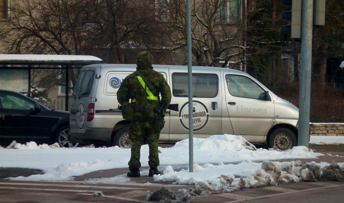 Relvastatud sõdurid linnapildis