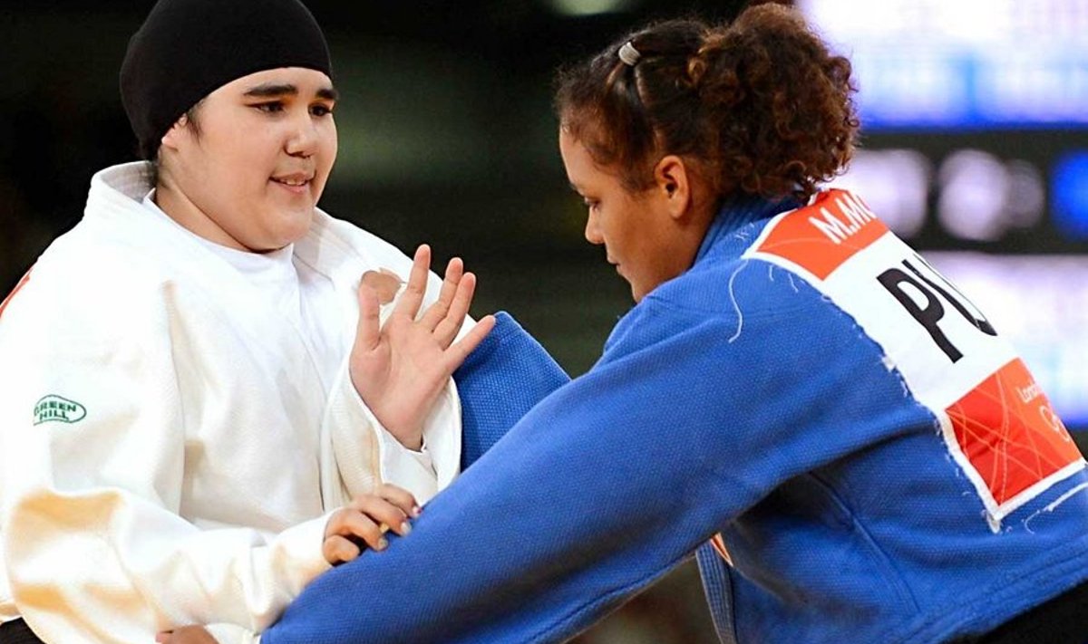 Kombekalt kaetud: Wojdan Shaherkani (vasakul) on esimene Saudi Araabia naissportlane olümpial. (Foto: Scanpix)