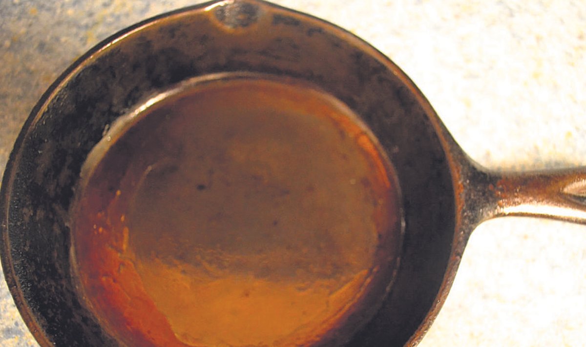 Pärast kuumutamist võib pannipõhi olla kaetud pruunika kihiga. See on märk, et korralik kaitsekiht on tekkinud (panni kasutamise kestel see kaob).