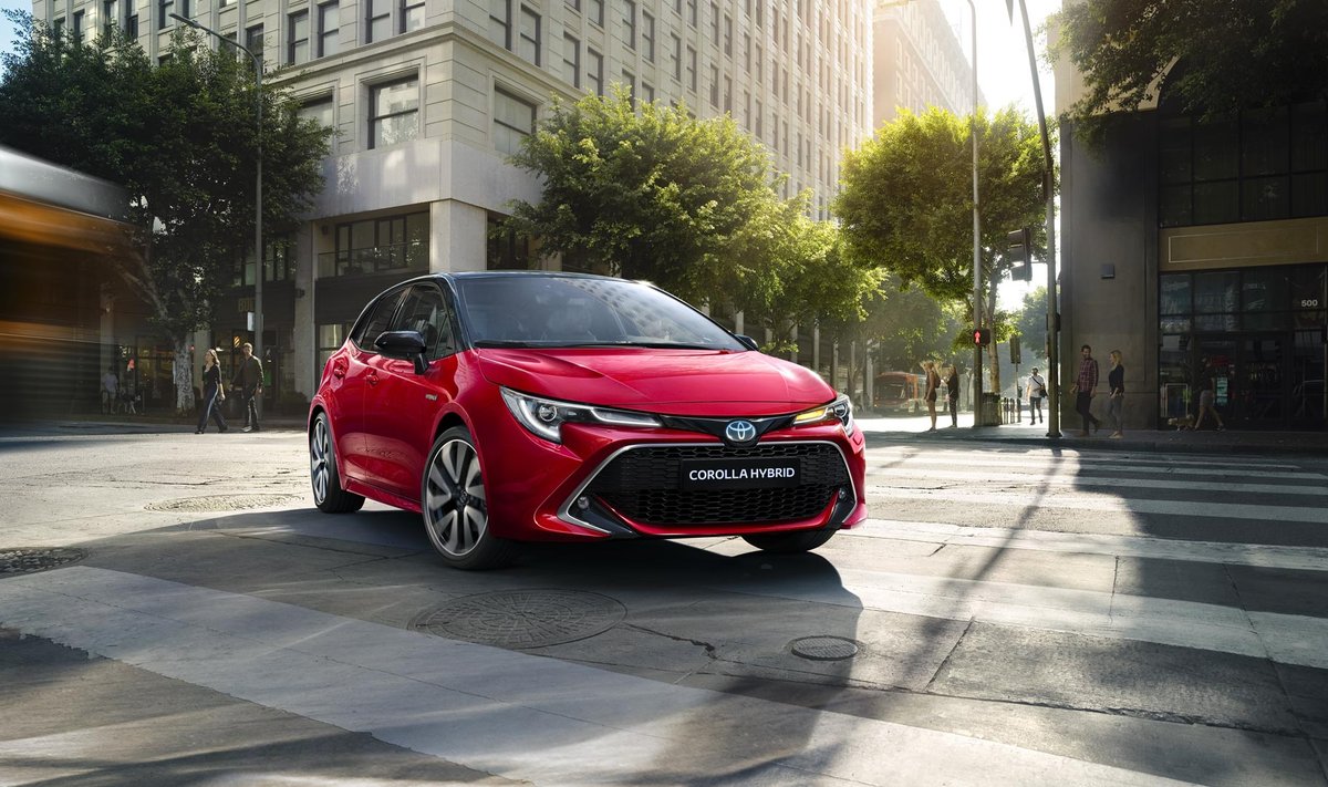 Elke tegeleb Toyota autode müügiga. Pildil on Toyota Corolla hübriid – 2025. aastal kehtima hakkav automaks just hübriidautosid eelistabki.