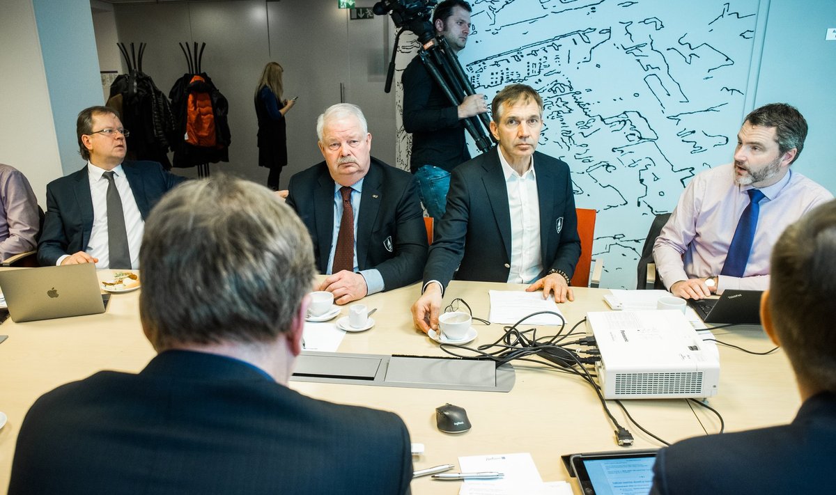 EOK täitevkomitee koosolekul arutavad juhtunut Oliver Kruuda, Jüri Tamm, Urmas Sõõrumaa ja Siim Sukles.