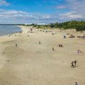 DROONIFOTOD | Pärnu rannas oli ka päikesepaistelisel pühapäeval üsna hõredalt päevitajaid