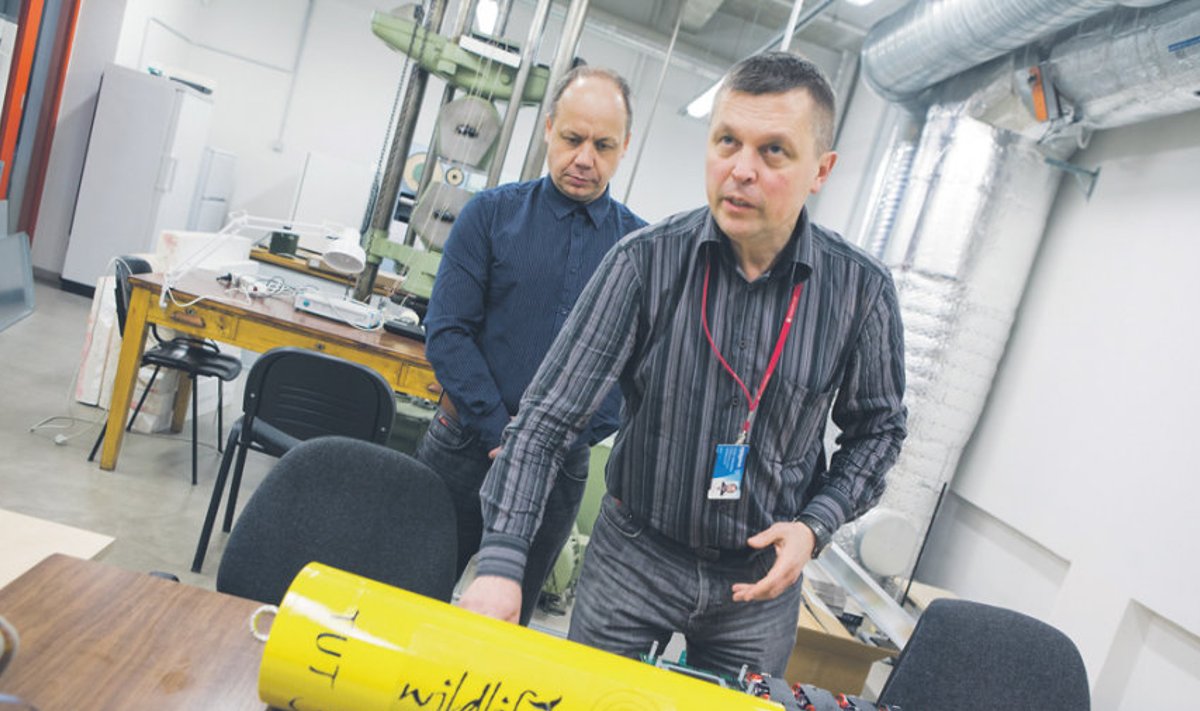 Tallinna tehnikaülikooli teadlased Aleksander Klauson (eespool) ja Janek Laanearu loodavad mõõteseadme info järgi saada Läänemere müratasemest tervikliku pildi. 