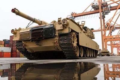 M1 A2 Abrams в Гдыне, Польша, декабрь 2022 года. На гусеницах танка хорошо видны чёрные накладки