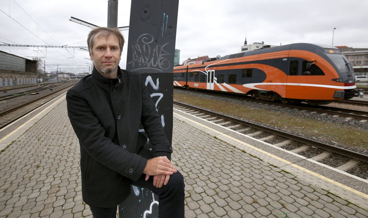 Roland Müür ütleb, et see, millal rongid hakkavad trassil sõitma, oleneb sellest, kui kiiresti toimub ehituslubade väljastamine, millised nõuded tekivad aja jooksul juurde ning kuidas kulgevad kohtuprotsessid, millest kõige mahukama on kokku pannud Avalikult Rail Balticust ja Eesti Looduskaitse Selts.