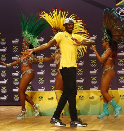 Usain Bolt Rio olümpia pressikonverentsil koos sambatantsijatega