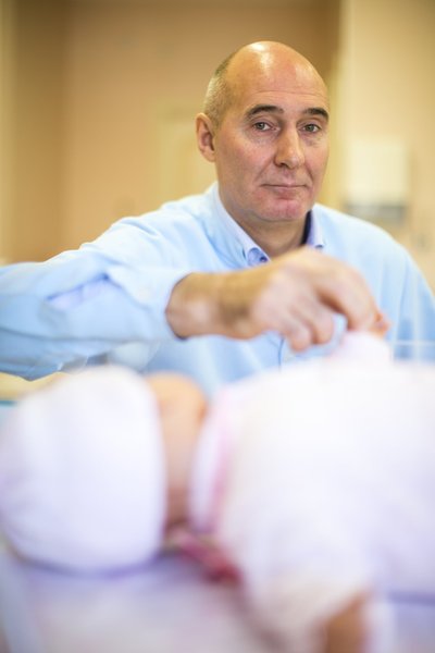 Elite kliiniku roosa tüdrukute sünnitustuba oleks iga hetk valmis kliendi vastu võtma, kuid alates aprillist käib voodinurgal istumas ainult kliiniku asutaja Andrei Sõritsa. Sünnitusi seal enam vastu ei võeta.