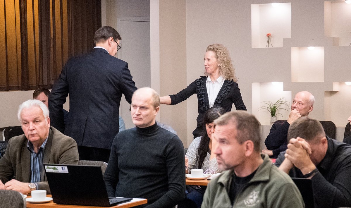 Valimised on lõppenud. Eesti vehklemisliidu eesotsas jätkav Margus Hanson surub kätt kaotajal Kersti Krachtil.