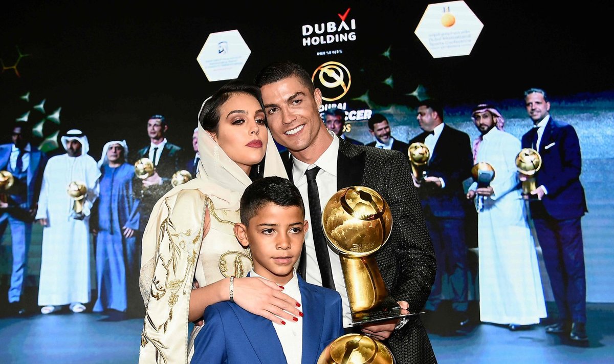 Cristiano Ronaldo koos elukaaslase Georgina Rodriguezi ja poja Cristiano Ronaldo juunioriga.