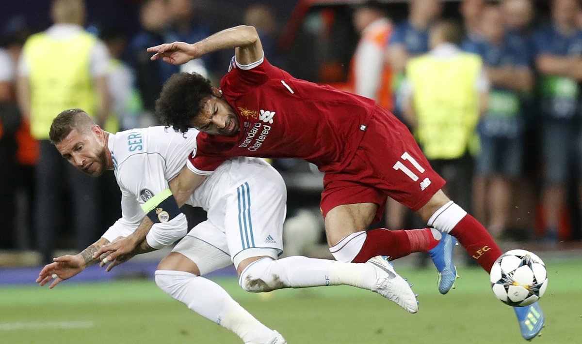 Sergio Ramos ja Mohamed Salah võitluses, mis lõppes egiptlase vigastusega