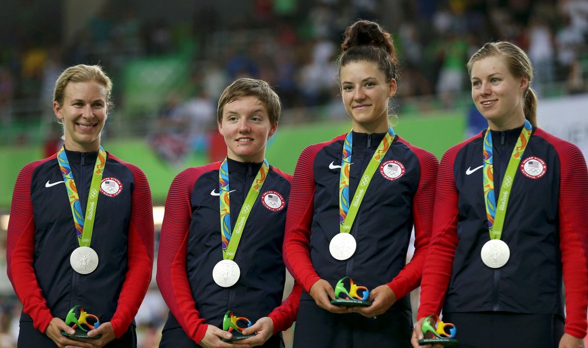 Kelly Catlin (vasakult teine) koos naiskonnakaaslastega Rio olümpia poodiumil.