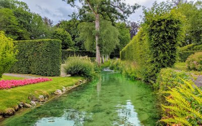 Euroopa kuulsaimas veepargis Jardins d'Annevoie on hulgaliselt purskkaevusid ja veekanaleid.