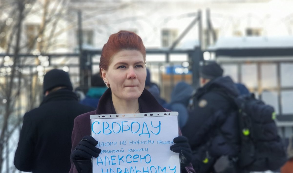 Сторонница Навального у здания ОВД Химки