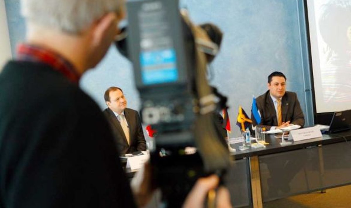 Lufthansa Baltikumi regiooni juht Matthias Hinze (paremal) ning Tallinna Lennujaama juhatuse esimees Rein Loik ennustavad 26. märtsil 2010 alustavale Lufthansa igapäevasele Tallinn-Müncheni lennuliinile kõnekat arvu reisijaid, sest sedakaudu avaneb eestim
