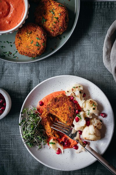 Oakotletid harissa ja paprikakastmega