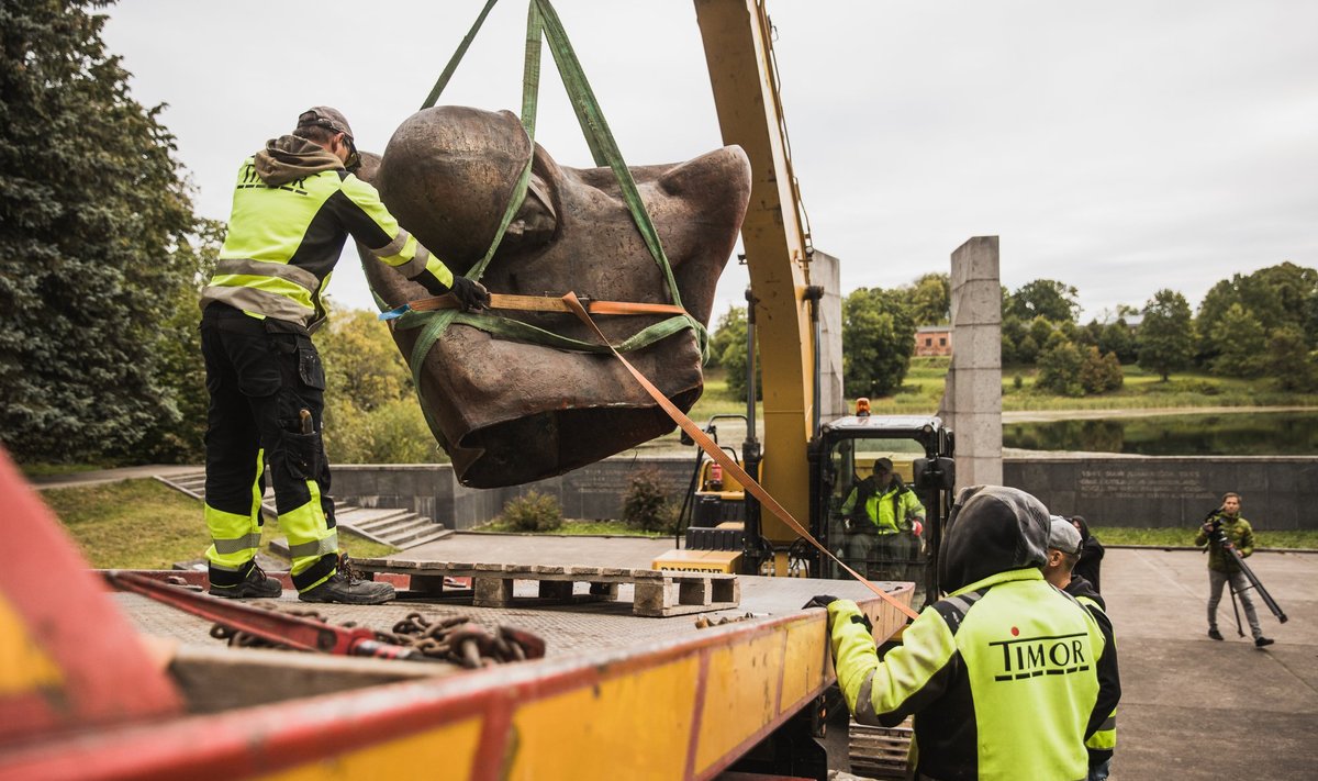 Tartu Raadi punamonumendi teisaldamine