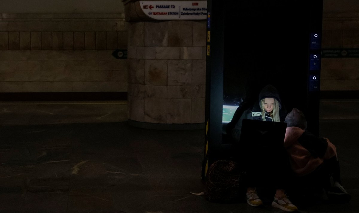 Люди укрываются на станции метро во время российской атаки в Киеве.