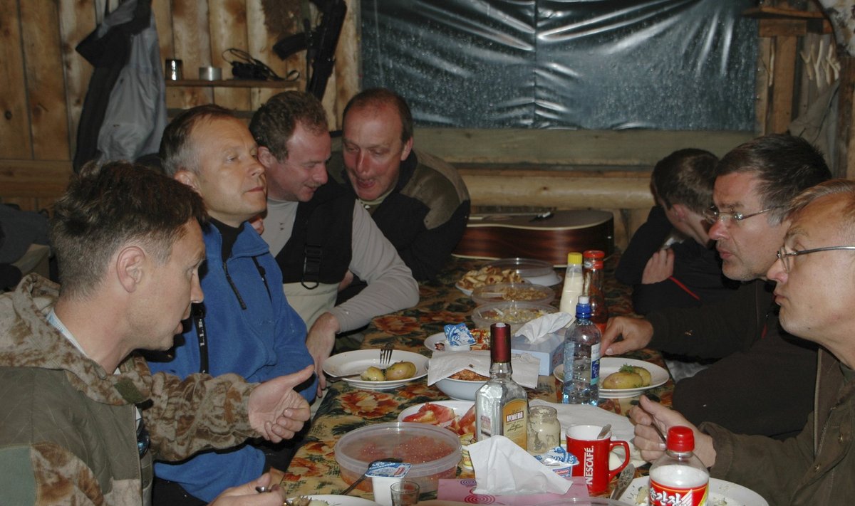 Kõmuline foto, mille avaldas uudisteagentuur AP. Läti keskpanga juht Ilmars Rimšēvičs (vasakul sinises) istub kõrvuti Vene sõjatehnikafirma toonase juhi Dmitri Pilštšikoviga (vasakult kolmas).