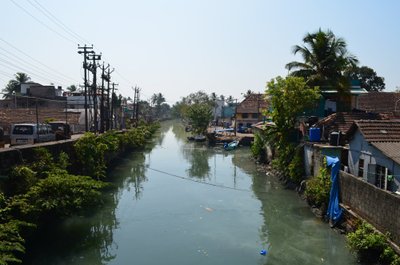 Veekogudest ümbritsetud pealinn Kochi. Paraku olid paljud veekogud väga reostunud ja sellest tulenevalt väga soodsad paigad sääsemaimudele. Veel kuskil mujal polnud me kohanud niivõrd palju vereimejaid. 