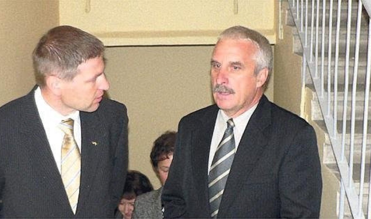 Küllap oli 7. septembril 2009. aastal Peipsiveere Hooldusravikeskuse avamisel sotsiaalministri Hanno Pevkuri ja sihtasutuse juhataja Janno Tomsoni üheks jututeemaks lifti puudumine majas. Tänaseks on see puudus tänu juurdeehitusele likvideeritud