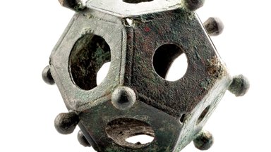Keegi ei tea, mis see on: Inglismaal kaevati välja mõistatuslik 12-tahuline metallobjekt, mis pärineb Vana-Rooma aegadest