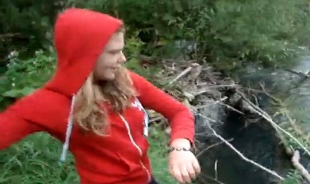 Tüdruk viskab kutsikad jõkke.