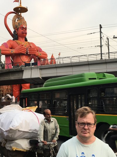 SU ÜLE HANUMAN VALVAKU: Andres Maimik, tüüpiline India jalgrattur ning roheline buss.