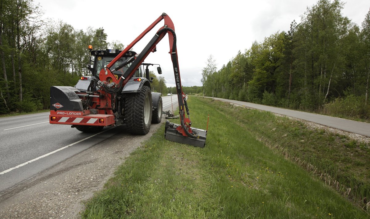 Traktoriga teeääre niitmine, pilt on illustratiivne.