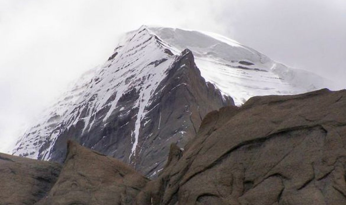 KUUEKILOMEETRINE MUSTAV KIVIRÜNK: püramiidjas Kailashi mägi oma täies hiilguses. Teekond ümber mäe abistavat taassündide ahelast pääsemisel.