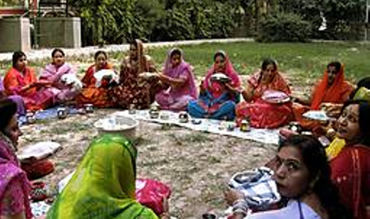 EINE MURUL: pidulikud sarid on India naiste armastatud riietusesemeks. Vaid noorem sugupõlv trotsib emade traditsioone. TERJE TOOMISTU