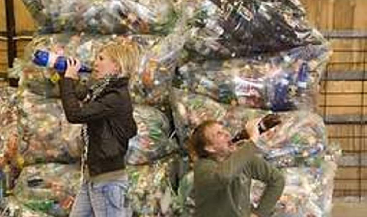 PRÜGITEKITAJAD: Kaks inimest tekitavad aastas 1200 pooleliitrise plastpudeli kaalu jagu plastpakendijäätmeid. Aastas jõuab prügilasse kokku 38 080 tonni plastikjäätmeid. (Pildil loo autor ja fotograaf Vallo.).  Vallo Kruuser