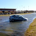 ФОТО: В результате ДТП один из автомобилей вылетел в канаву, полную воды