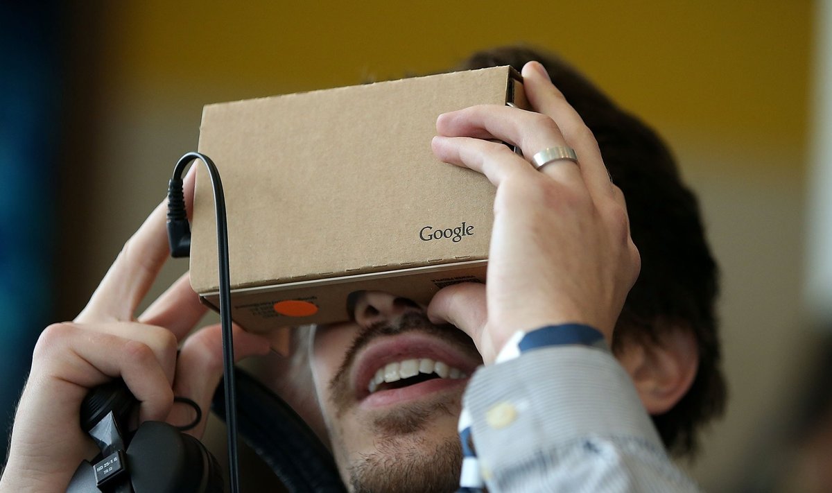 Google’i pappkarp Cardboard 2.0, kuhu nutitelefoni pistes saad virtuaalreaalsust kogeda.