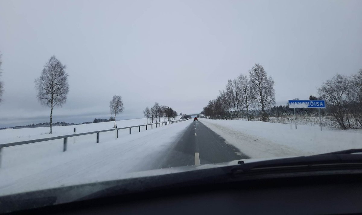 Tallinna-Peterburi maanteel Rakvere kandis on sisemine sõidurada lume all.