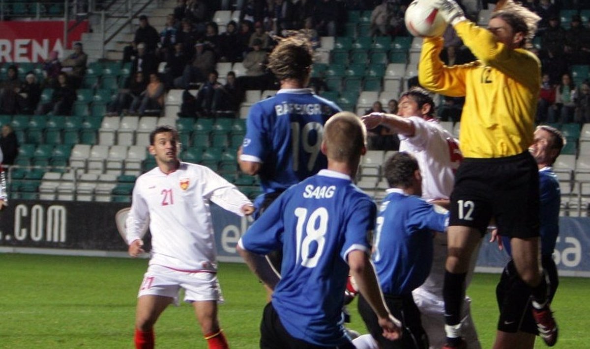 Eesti jalgpallikoondise väravavaht Sergei Pareiko püüab palli
