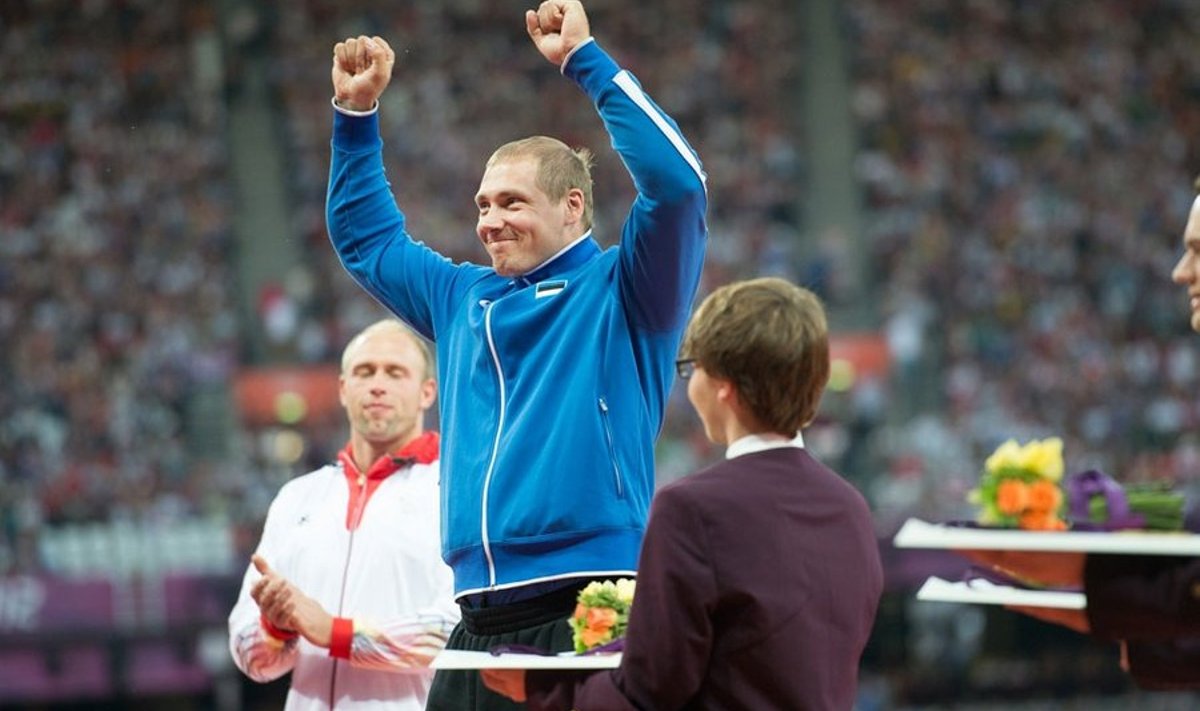 Hetk enne medali vastuvõtmist: olümpiapoodiumil käed võidukalt üles tõstnud Gerd Kanter on pronksi üle ilmselgelt väga õnnelik.