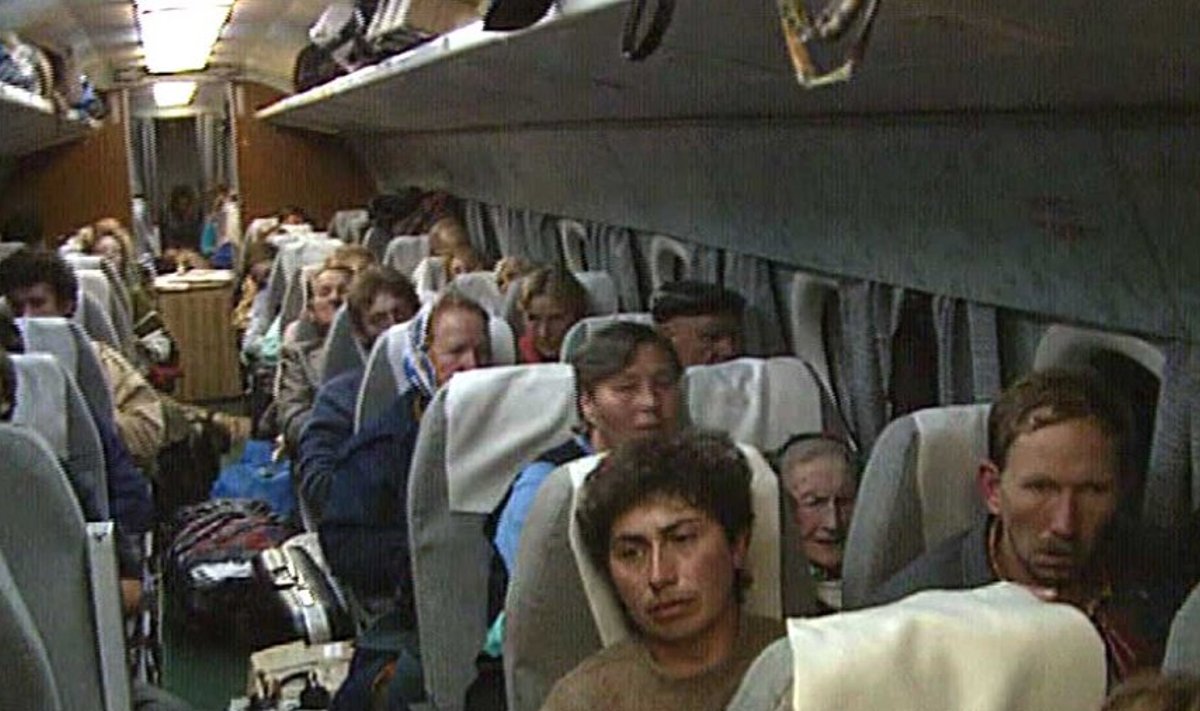 Esiisade maale: Abhaasia eestlaste lend Eestisse, lennuki vahekäigu täidavad põgenike isiklikud asjad. Nii see kui ka teised kaadrid on võetud Hannes ja Regina Lintropi dokumentaalfilmist “Ring” (1993).