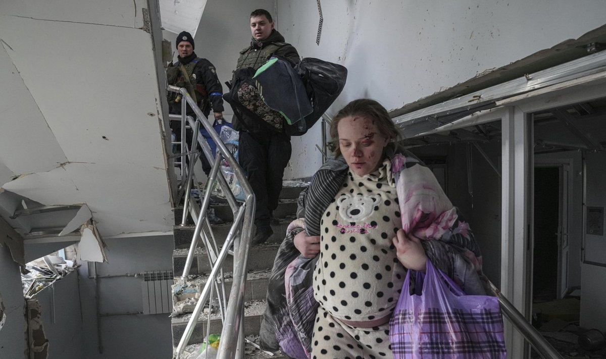 Марианна Вышемирская спускается по лестнице обстрелянного роддома. Мариуполь, 9 марта 2022 года