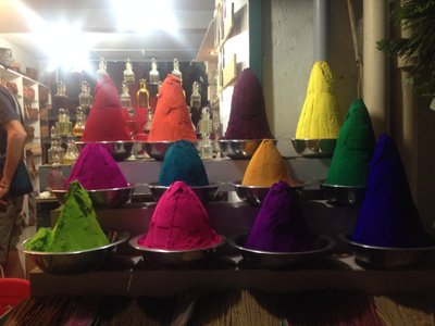 Värviline puuder/jahu, millega inimesed üksteist kevaditi toimuval Holi festivalil loobivad. Tegemist on ühe tuntuima hindu pühaga, mille tähistamine on levinud ka paljudesse teistesse riikidesse ja kultuuridesse. 