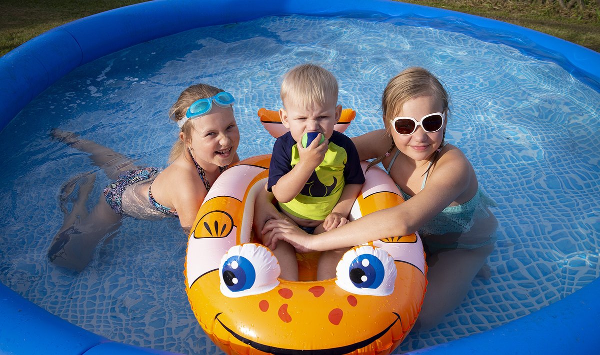 Marie, Hugo ja Eliise lepivad ujumisisu leevenduseks meelsasti suure basseiniga aias.