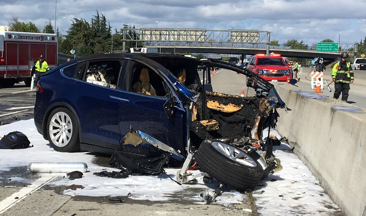 Tesla liiklusõnnetus. 