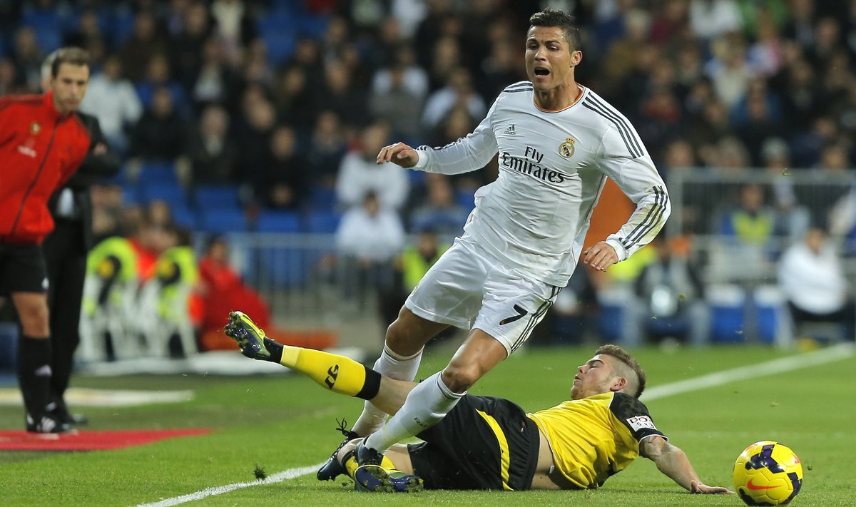 Alberto Moreno tõmbamas maha Cristiano Ronaldot