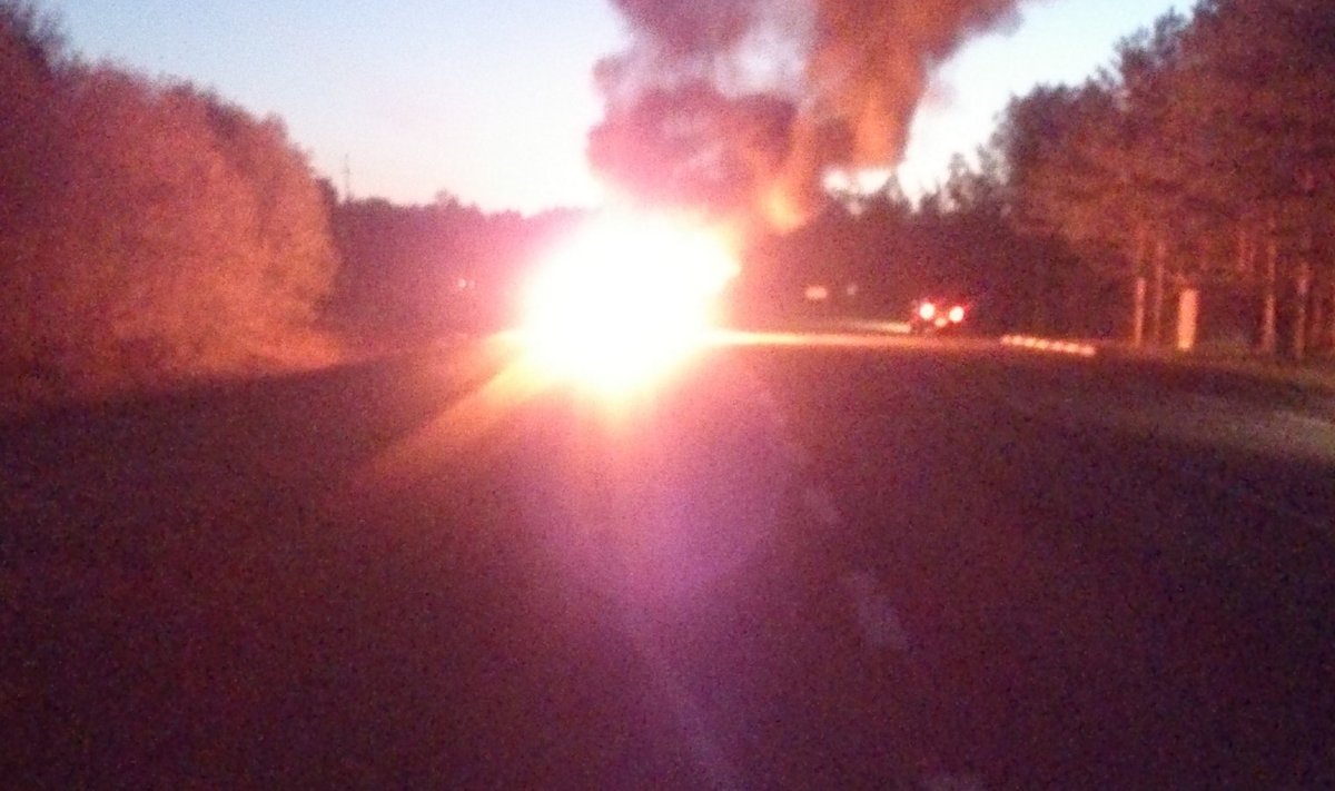 Virtsu teel põleb auto